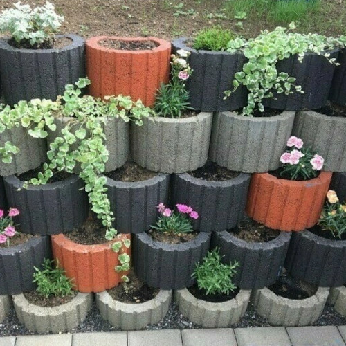 kleine Pflanzringe aus Beton in verschiedenen Farben